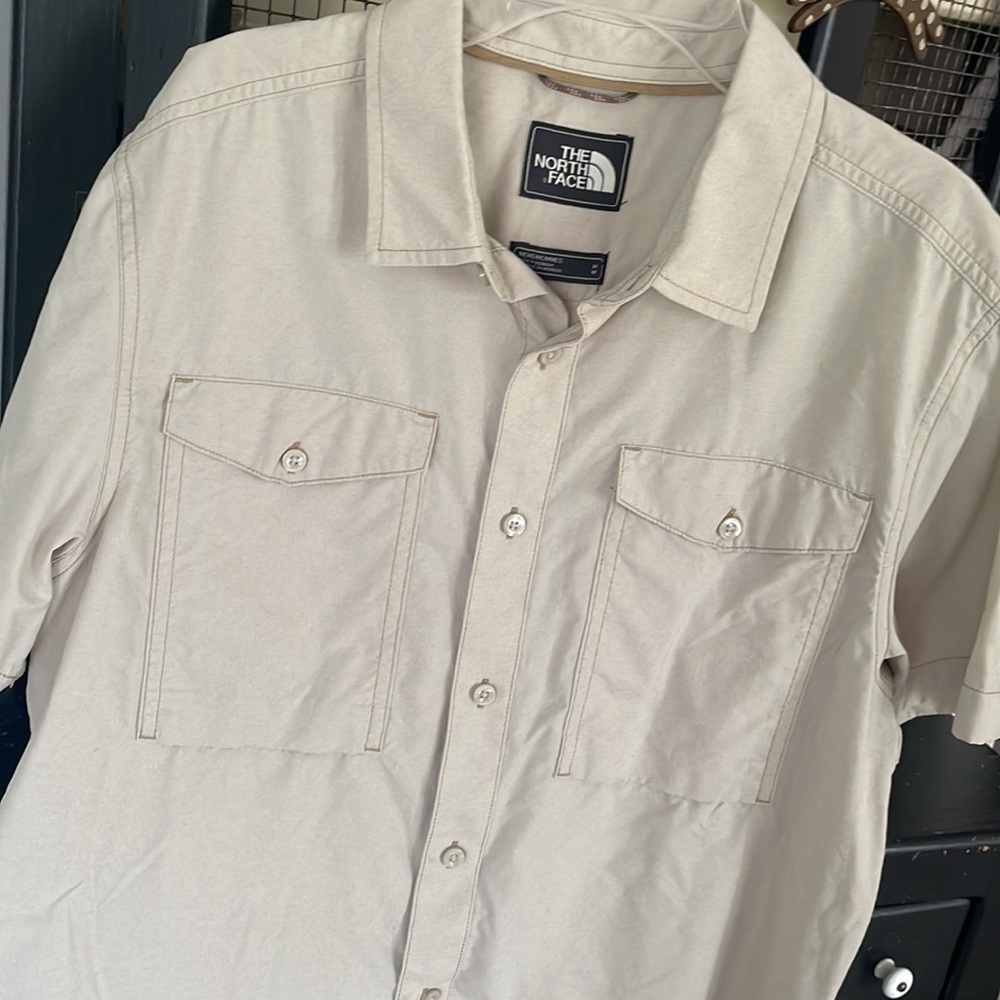 Men’s North Face Medium lightweight short sleeve nylon button down beige shirt